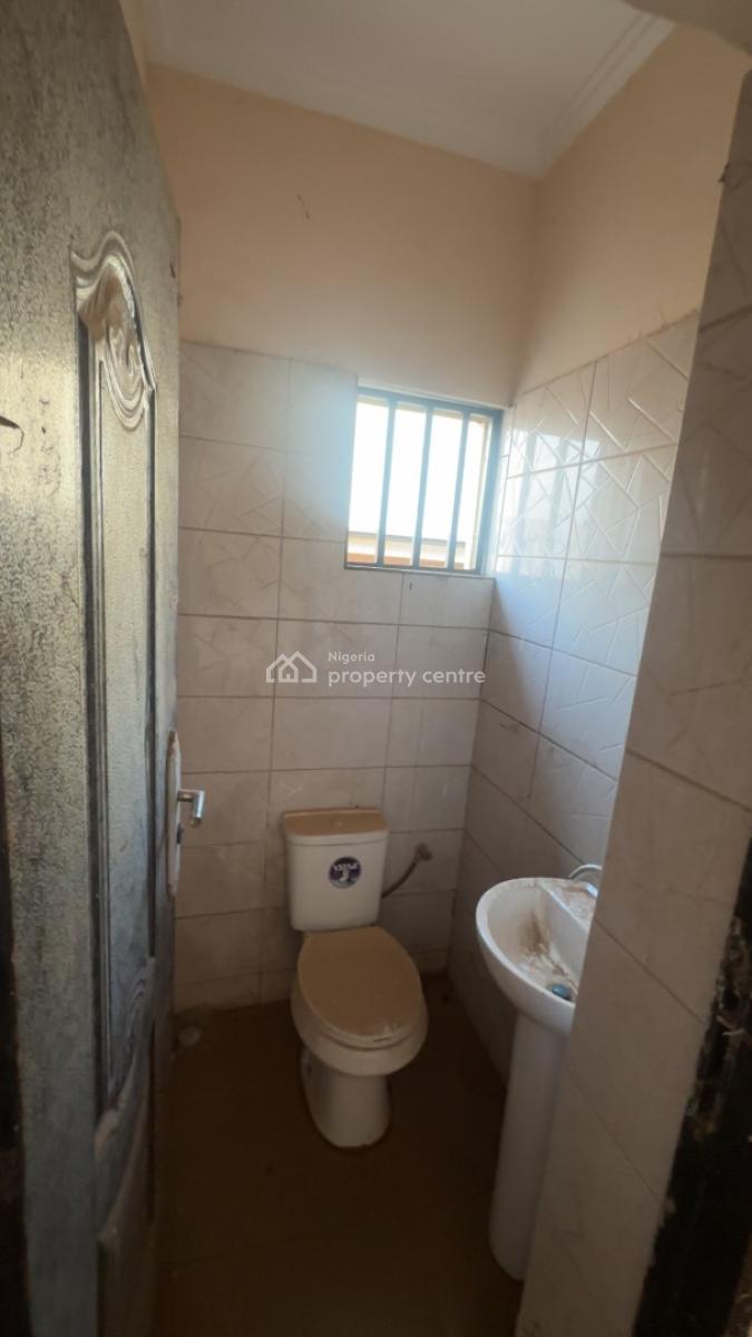 Luxurious Spacious 2 Bedroom Semi Detached Bungalow, Jikwoyi District, Jikwoyi, Abuja, Semi-detached Bungalow for Rent