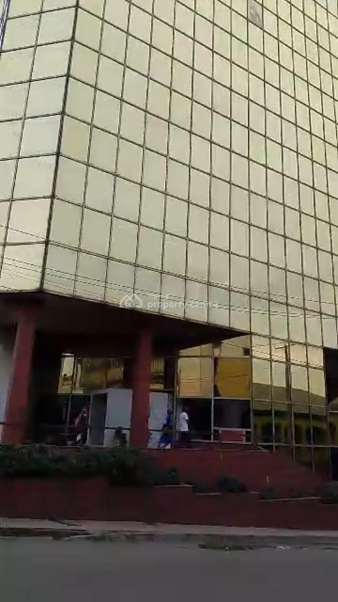 High Rise Building Office Complex, 2 Large Showrooms, Big Restaurant,, Dugbe, Ibadan, Oyo, Plaza / Complex / Mall for Sale