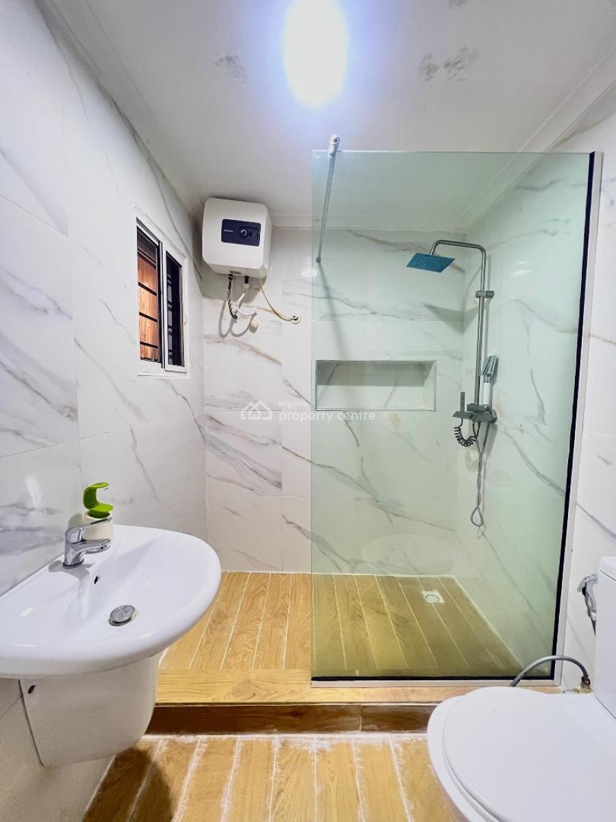 Elegant 2-bedroom Apartment with Gym & Swimming Pool, Lekki Phase 1, Lekki, Lagos, Flat / Apartment for Rent