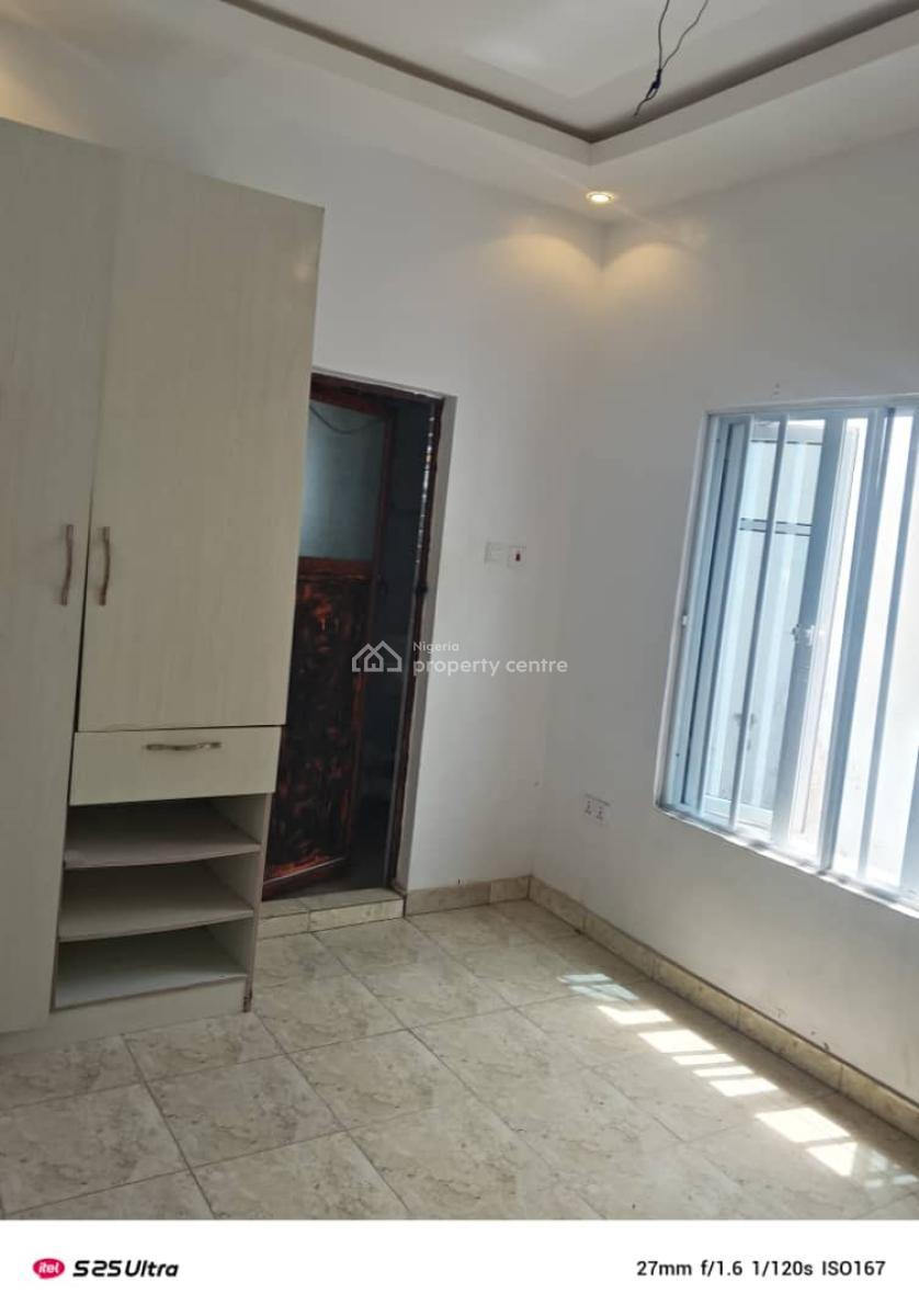 Fully Serviced and Well Maintained 2 Bedroom Flat Upstairs, Alpha Beach Road (new Road), Lekki, Lagos, Flat / Apartment for Rent