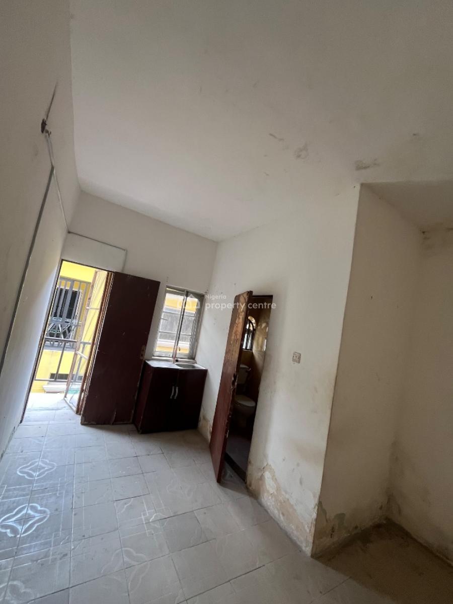 Big Spacious Bq, Off Admiralty, Lekki Phase 1, Lekki, Lagos, Self Contain (single Rooms) for Rent
