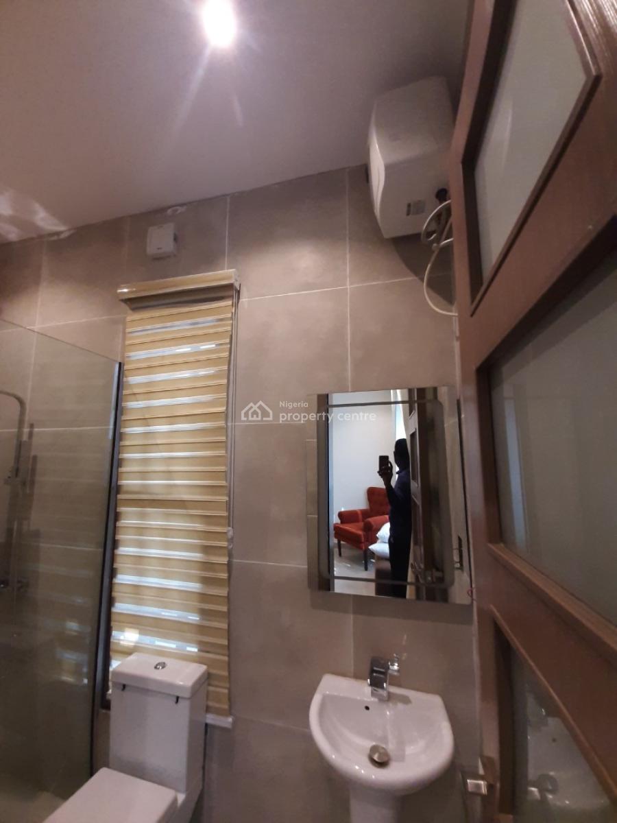 Serviced with 24/7 Power Supply 2 Bedroom En-suite Flat, Lekki Phase 1, Lekki, Lagos, Flat / Apartment for Rent