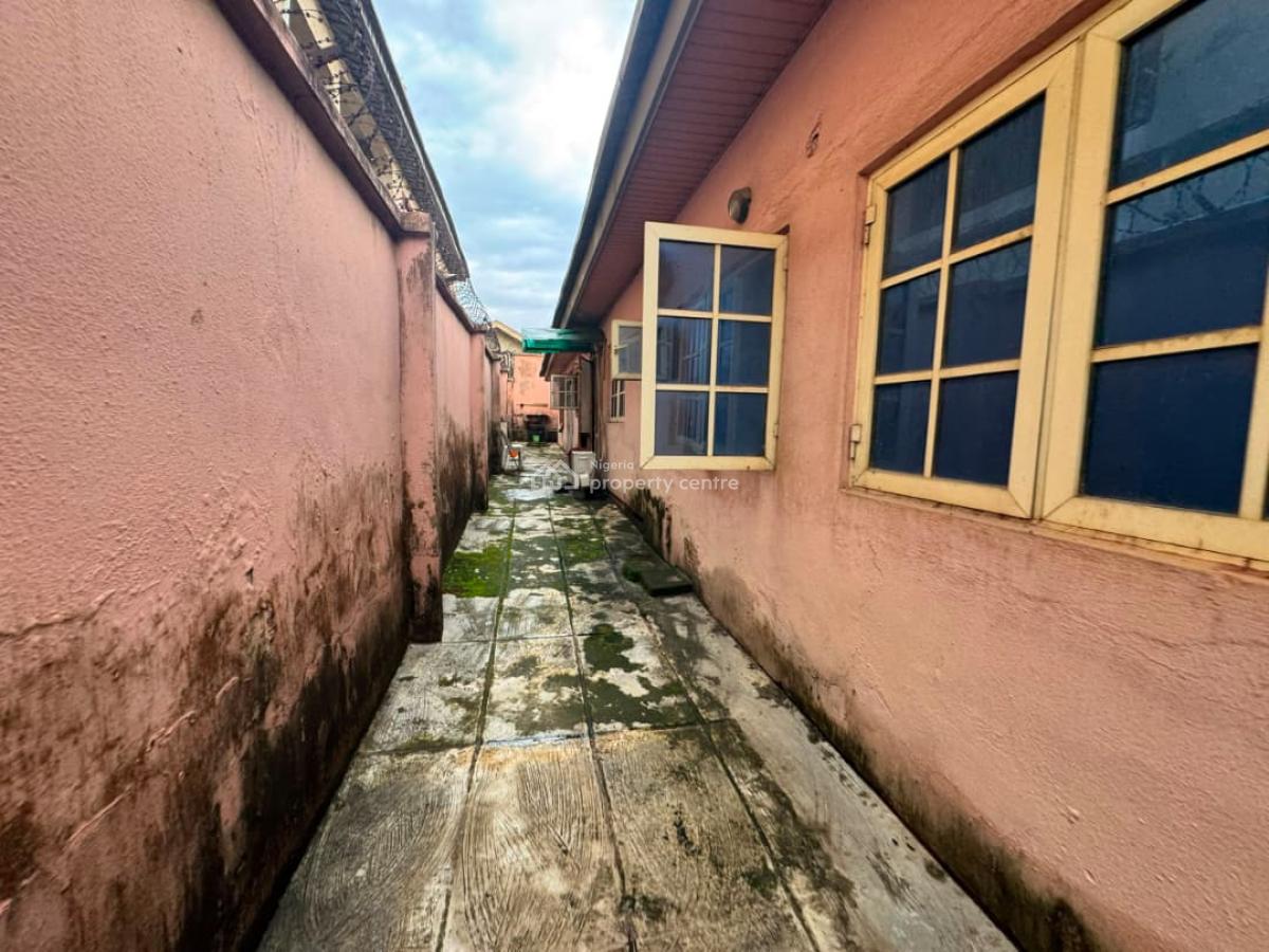 Well Maintained Bungalow Which Consists of 3 and 2 Bedrooms, Ojodu Berger, Ojodu, Lagos, Detached Bungalow for Sale
