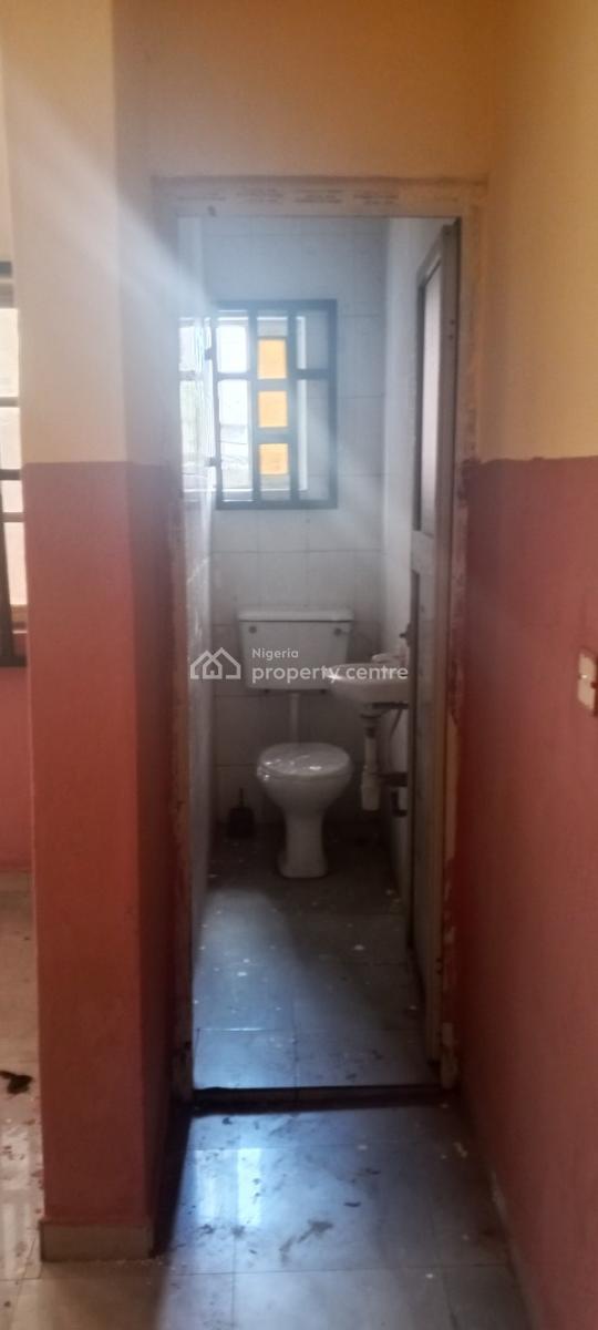a Standard 2 Bedroom Flat with 3 Toilet, Farm Road, Rumuduru, Port Harcourt, Rivers, Flat / Apartment for Rent