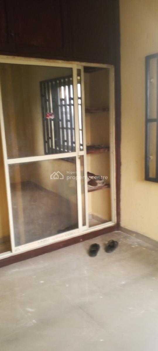 a Standard 2 Bedroom Flat with 3 Toilet, Farm Road, Rumuduru, Port Harcourt, Rivers, Flat / Apartment for Rent