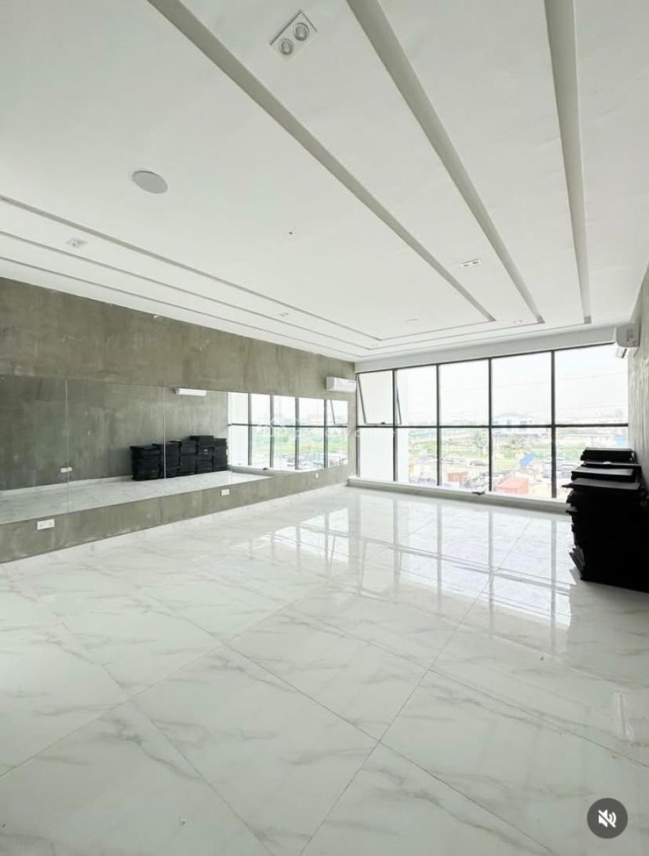 Spacious and Luxury  with B Q and Excellent Facilities, Lekki Phase 1, Lekki, Lagos, Flat / Apartment for Rent