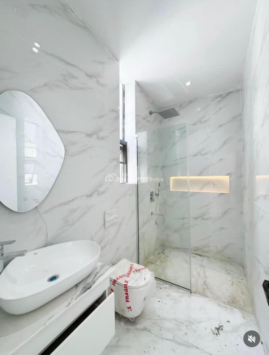 Spacious and Luxury  with B Q and Excellent Facilities, Lekki Phase 1, Lekki, Lagos, Flat / Apartment for Rent