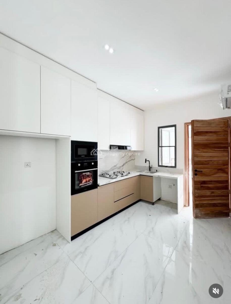 Spacious and Luxury  with B Q and Excellent Facilities, Lekki Phase 1, Lekki, Lagos, Flat / Apartment for Rent