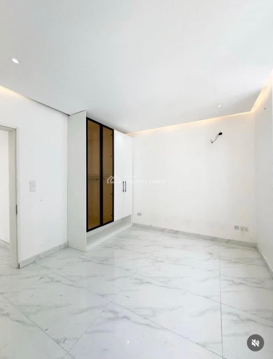 Spacious and Luxury  with B Q and Excellent Facilities, Lekki Phase 1, Lekki, Lagos, Flat / Apartment for Rent