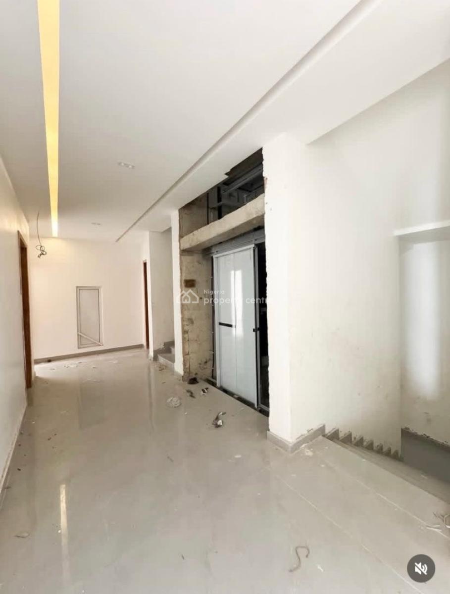 Spacious and Luxury  with B Q and Excellent Facilities, Lekki Phase 1, Lekki, Lagos, Flat / Apartment for Rent