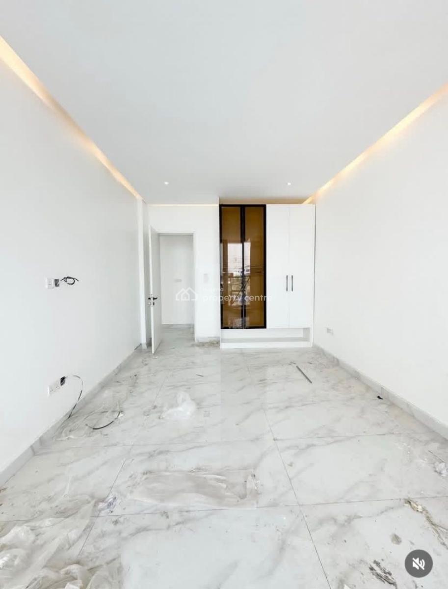 Spacious and Luxury  with B Q and Excellent Facilities, Lekki Phase 1, Lekki, Lagos, Flat / Apartment for Rent