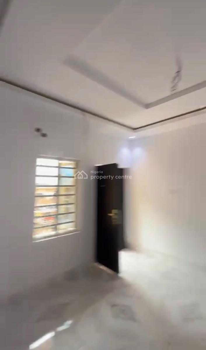 Spacious 2 Bedroom Flat, Surulere, Lagos, Flat / Apartment for Rent
