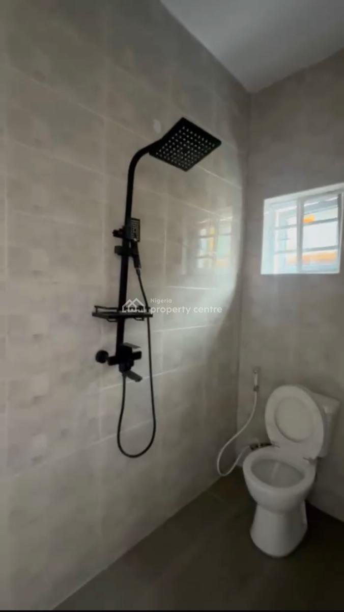Spacious 2 Bedroom Flat, Surulere, Lagos, Flat / Apartment for Rent
