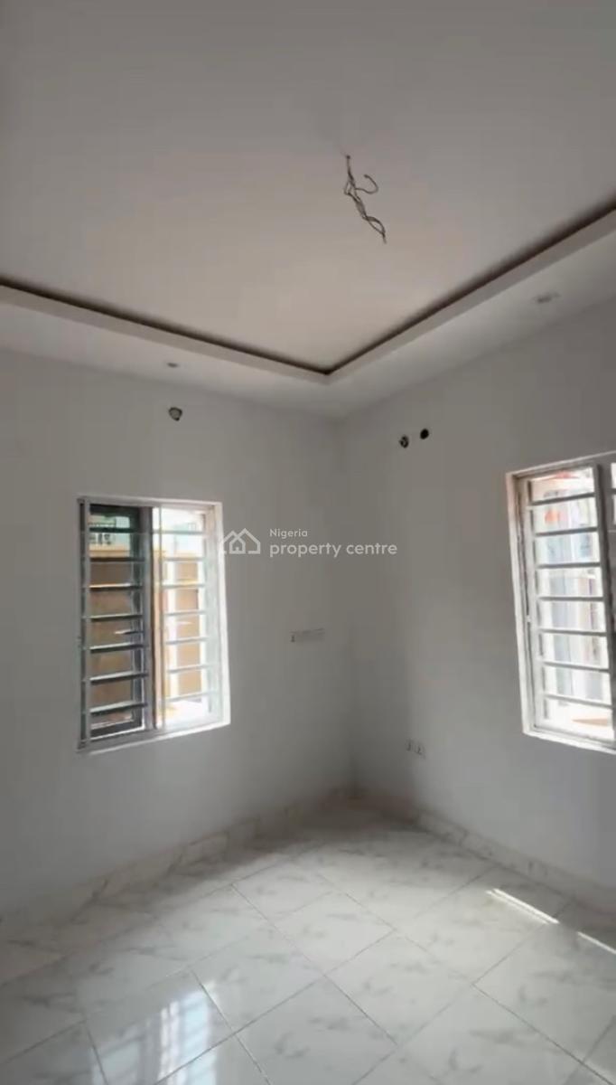 Spacious 2 Bedroom Flat, Surulere, Lagos, Flat / Apartment for Rent