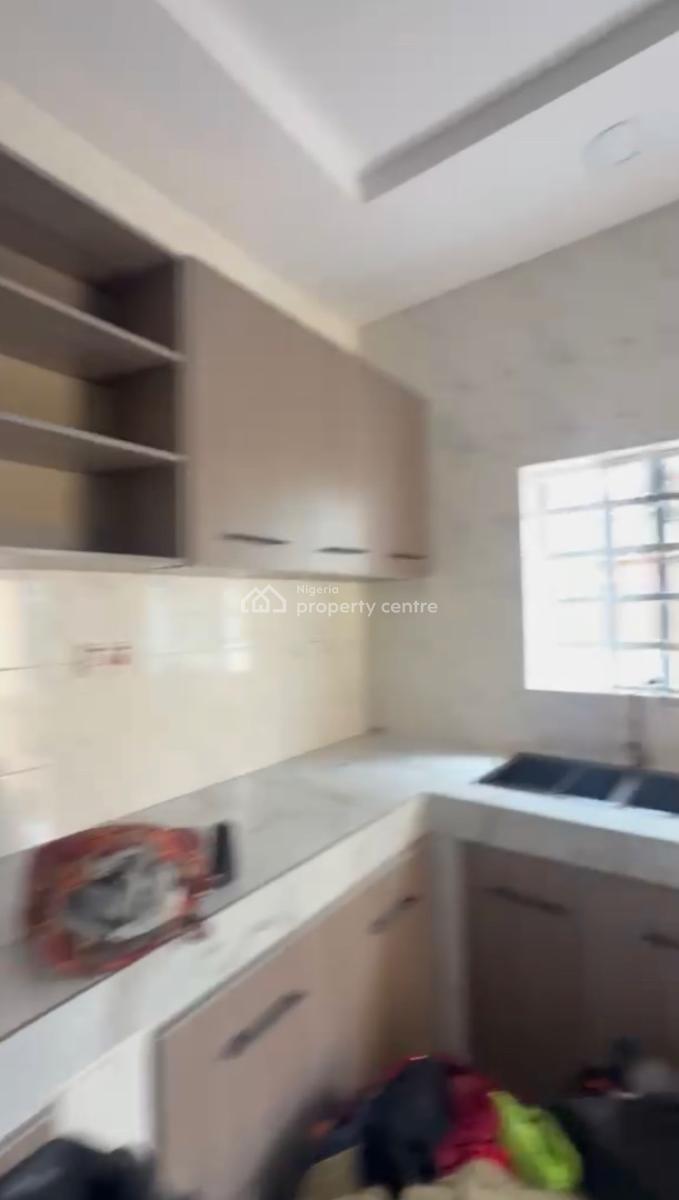 Spacious 2 Bedroom Flat, Surulere, Lagos, Flat / Apartment for Rent