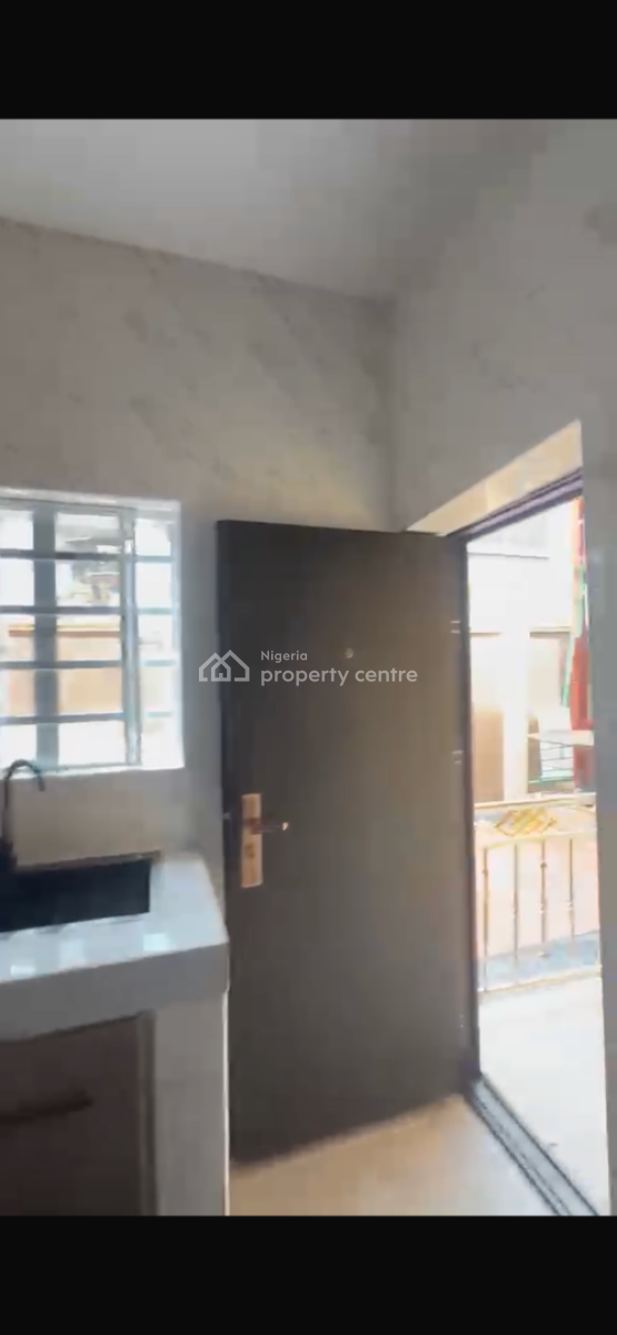 Spacious 2 Bedroom Flat, Surulere, Lagos, Flat / Apartment for Rent