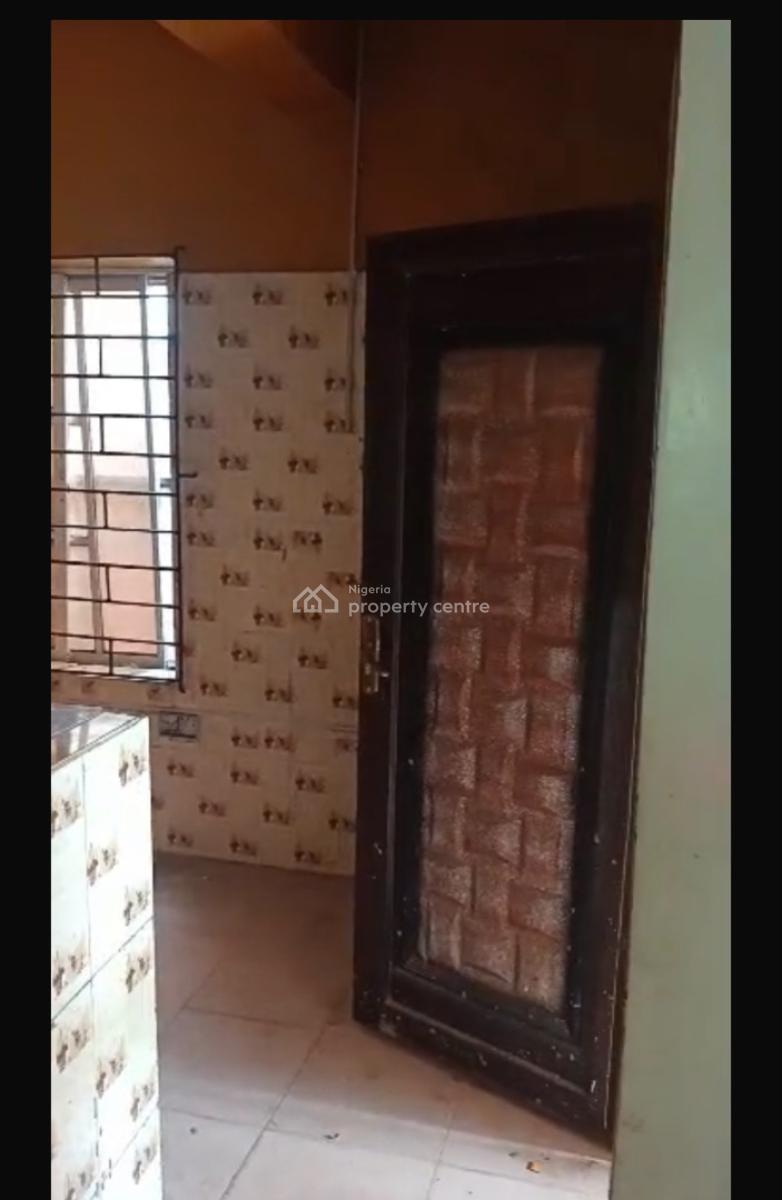 Neat Two Bedroom with Balcony, Adekunle, Yaba, Lagos, Flat / Apartment for Rent