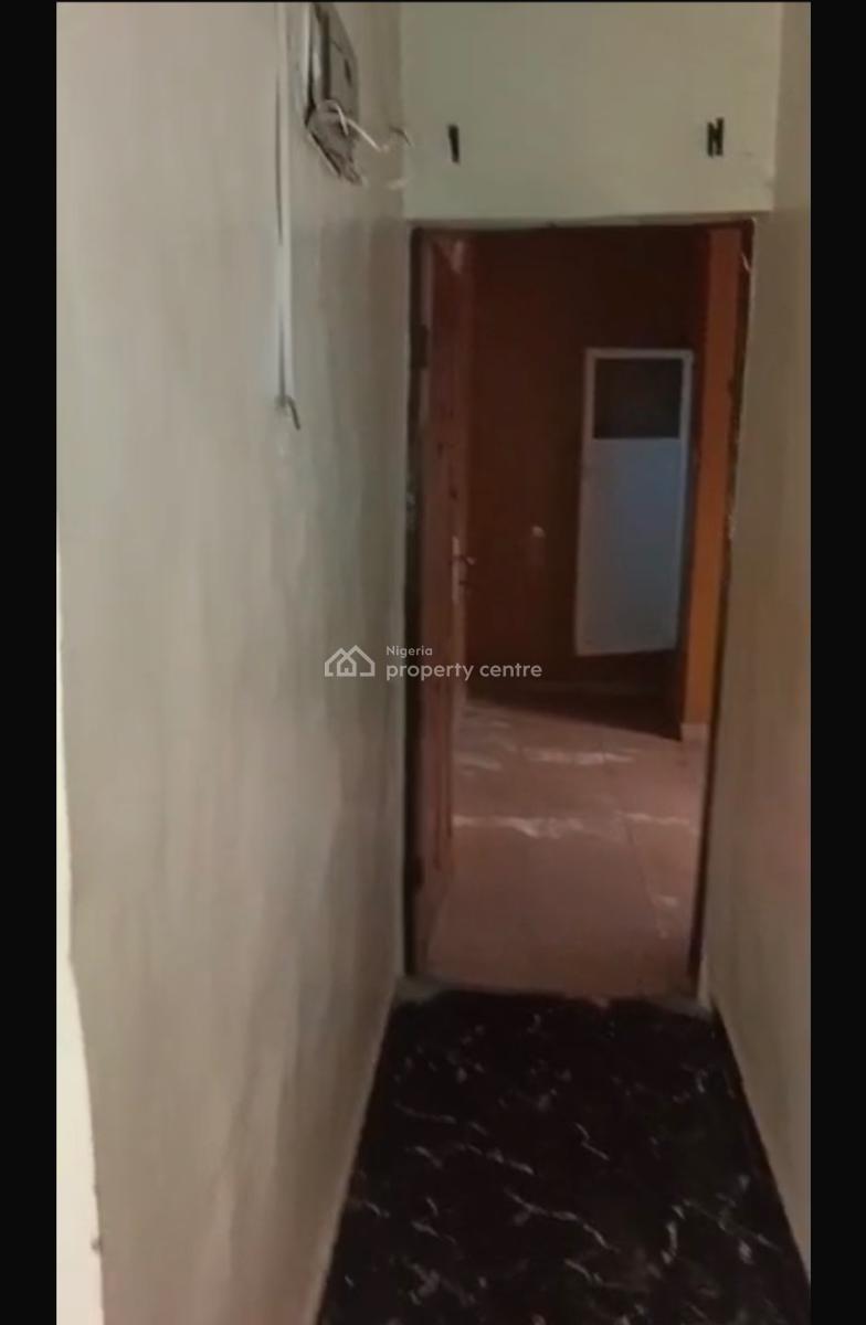 Neat Two Bedroom with Balcony, Adekunle, Yaba, Lagos, Flat / Apartment for Rent