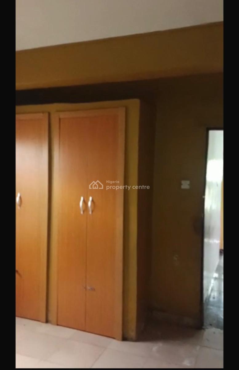 Neat Two Bedroom with Balcony, Adekunle, Yaba, Lagos, Flat / Apartment for Rent