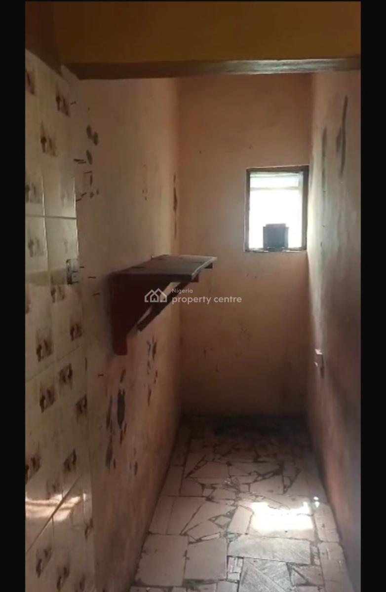 Neat Two Bedroom with Balcony, Adekunle, Yaba, Lagos, Flat / Apartment for Rent