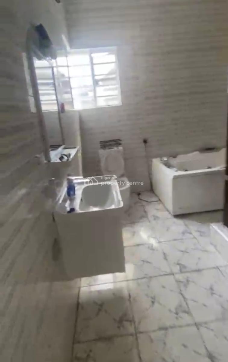 Extremely Spacious Master Bedroom, Oral Estate Eleganza Lekki, Lekki, Lagos, Flat / Apartment for Rent