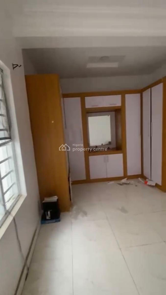 Extremely Spacious Master Bedroom, Oral Estate Eleganza Lekki, Lekki, Lagos, Flat / Apartment for Rent