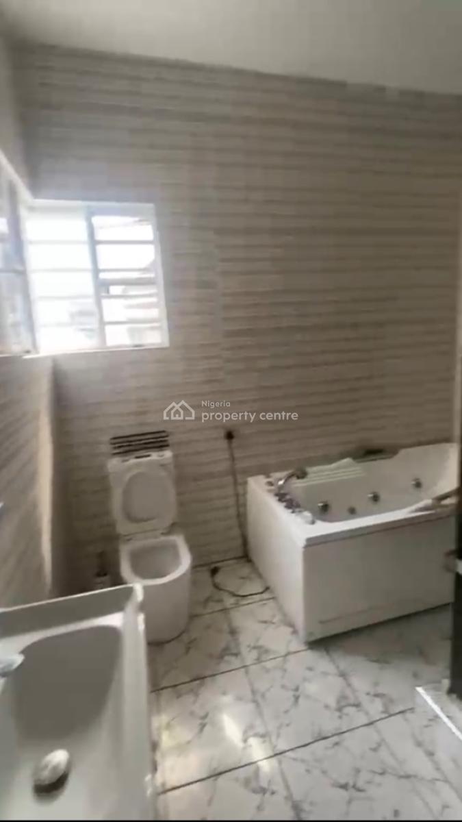 Extremely Spacious Master Bedroom, Oral Estate Eleganza Lekki, Lekki, Lagos, Flat / Apartment for Rent