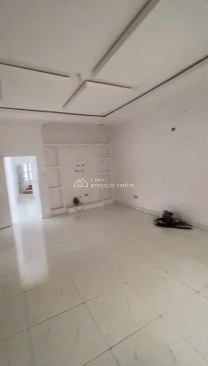 Extremely Spacious Master Bedroom, Oral Estate Eleganza Lekki, Lekki, Lagos, Flat / Apartment for Rent