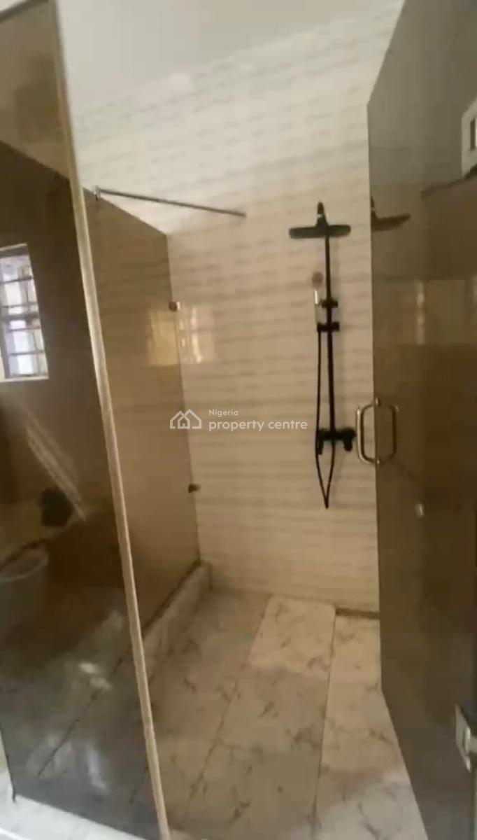 Extremely Spacious Master Bedroom, Oral Estate Eleganza Lekki, Lekki, Lagos, Flat / Apartment for Rent