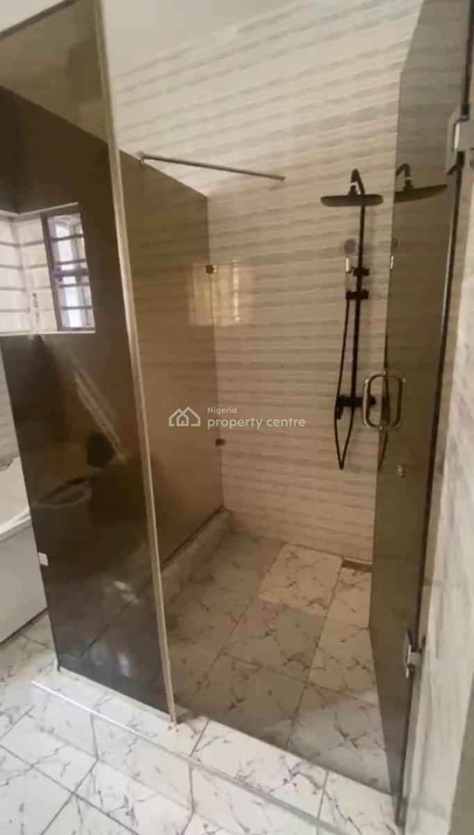Extremely Spacious Master Bedroom, Oral Estate Eleganza Lekki, Lekki, Lagos, Flat / Apartment for Rent