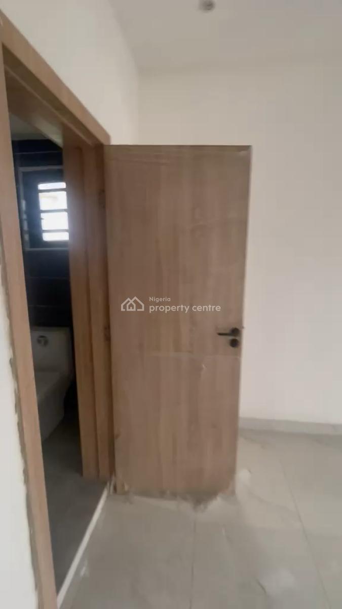 Sharp and Spacious  Fully Serviced 2 Bedroom Apartment Upstairs, Ologolo, Lekki, Lagos, Flat / Apartment for Rent