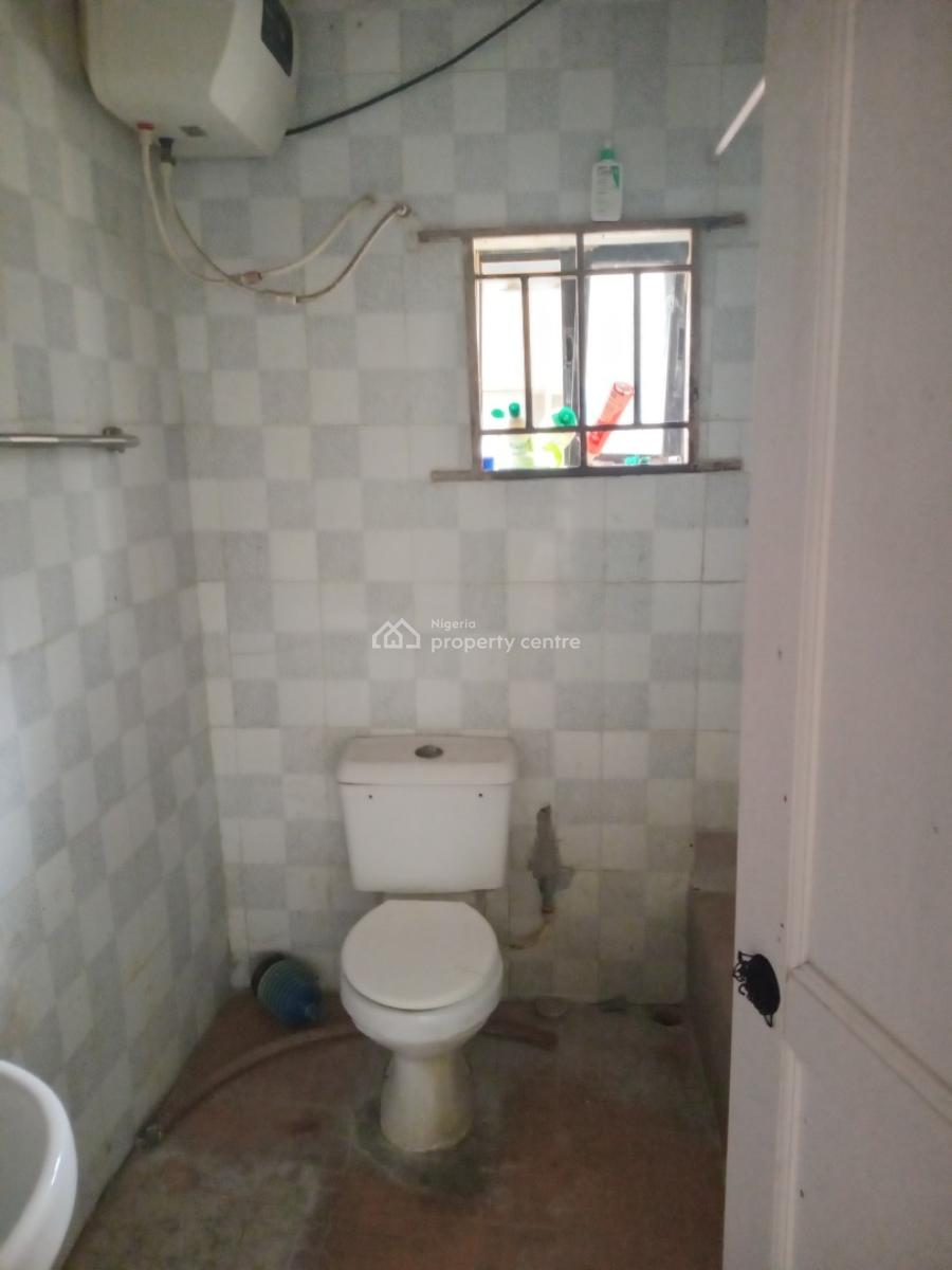 Spacious 3 Bedroom Flat Upstairs, Lekki Phase 1, Lekki, Lagos, Flat / Apartment for Rent