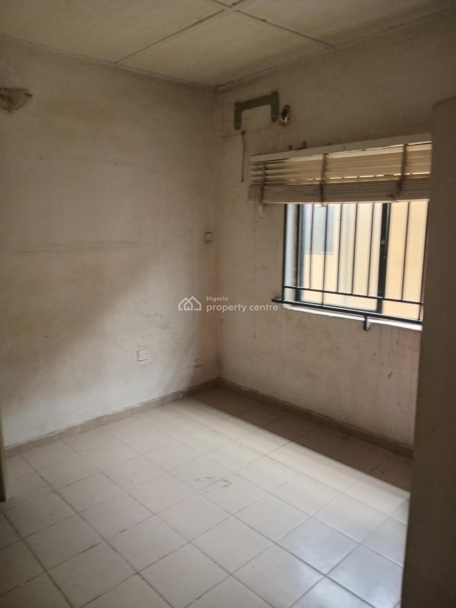 Spacious 3 Bedroom Flat Upstairs, Lekki Phase 1, Lekki, Lagos, Flat / Apartment for Rent