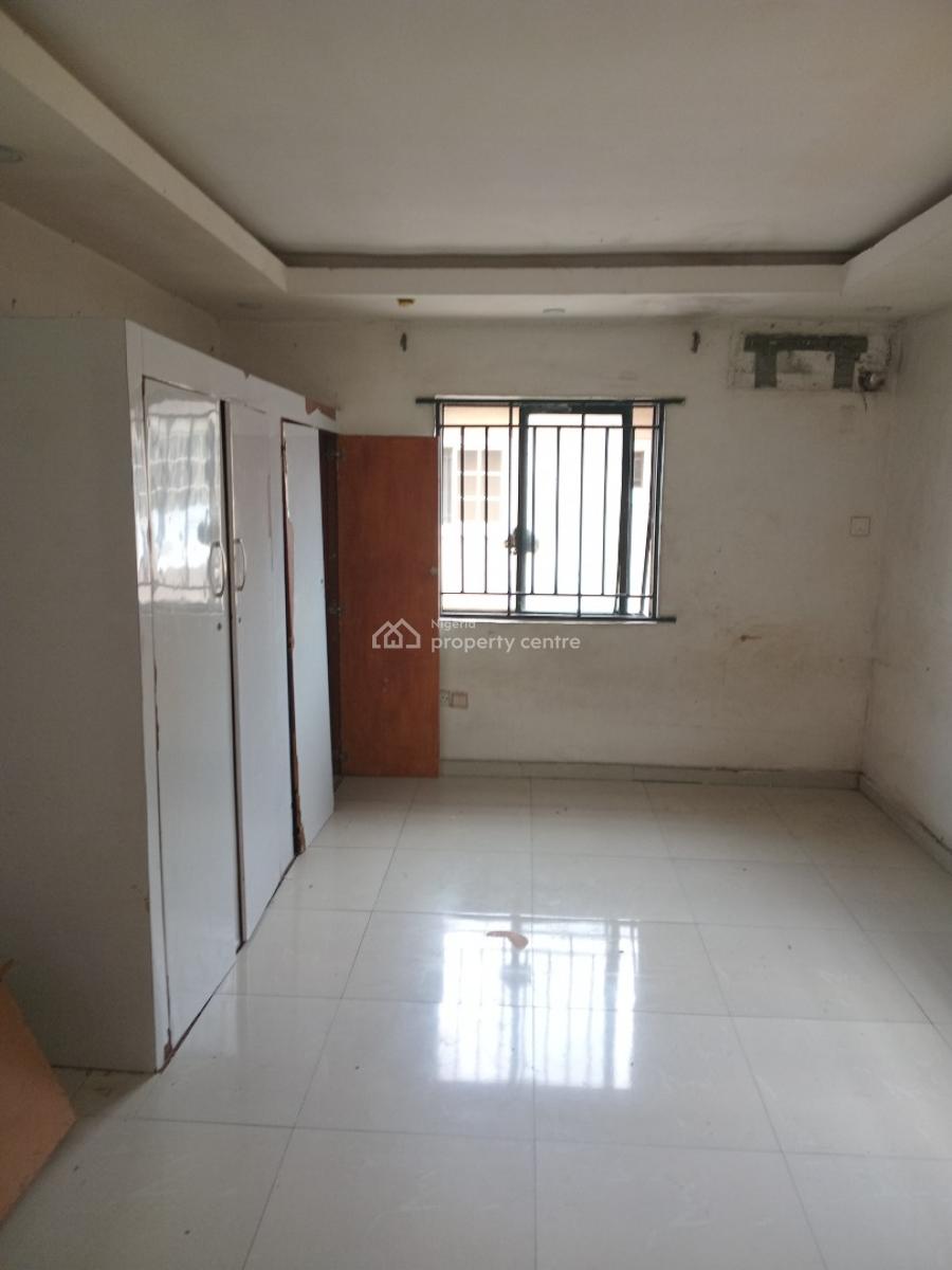 Spacious 3 Bedroom Flat Upstairs, Lekki Phase 1, Lekki, Lagos, Flat / Apartment for Rent