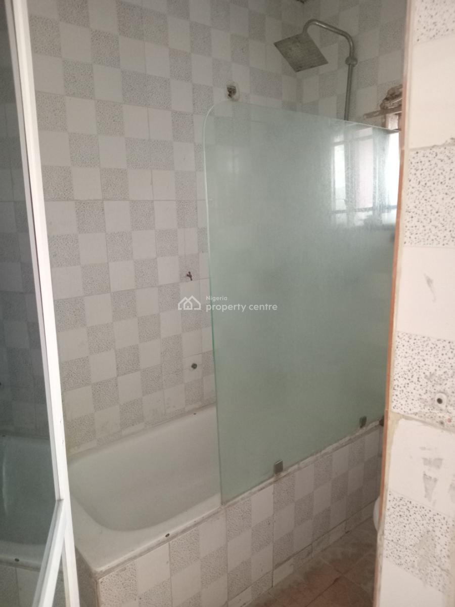 Spacious 3 Bedroom Flat Upstairs, Lekki Phase 1, Lekki, Lagos, Flat / Apartment for Rent