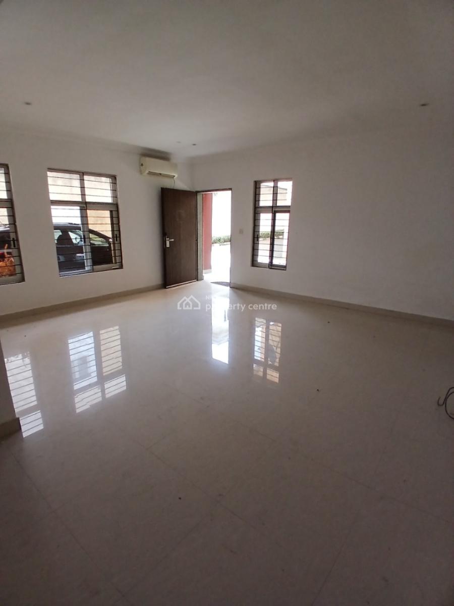 Serviced with 24/7 Power Supply 1 Bedroom En-suite Flat with an Emclos, Lekki Phase 1, Lekki, Lagos, Flat / Apartment for Rent