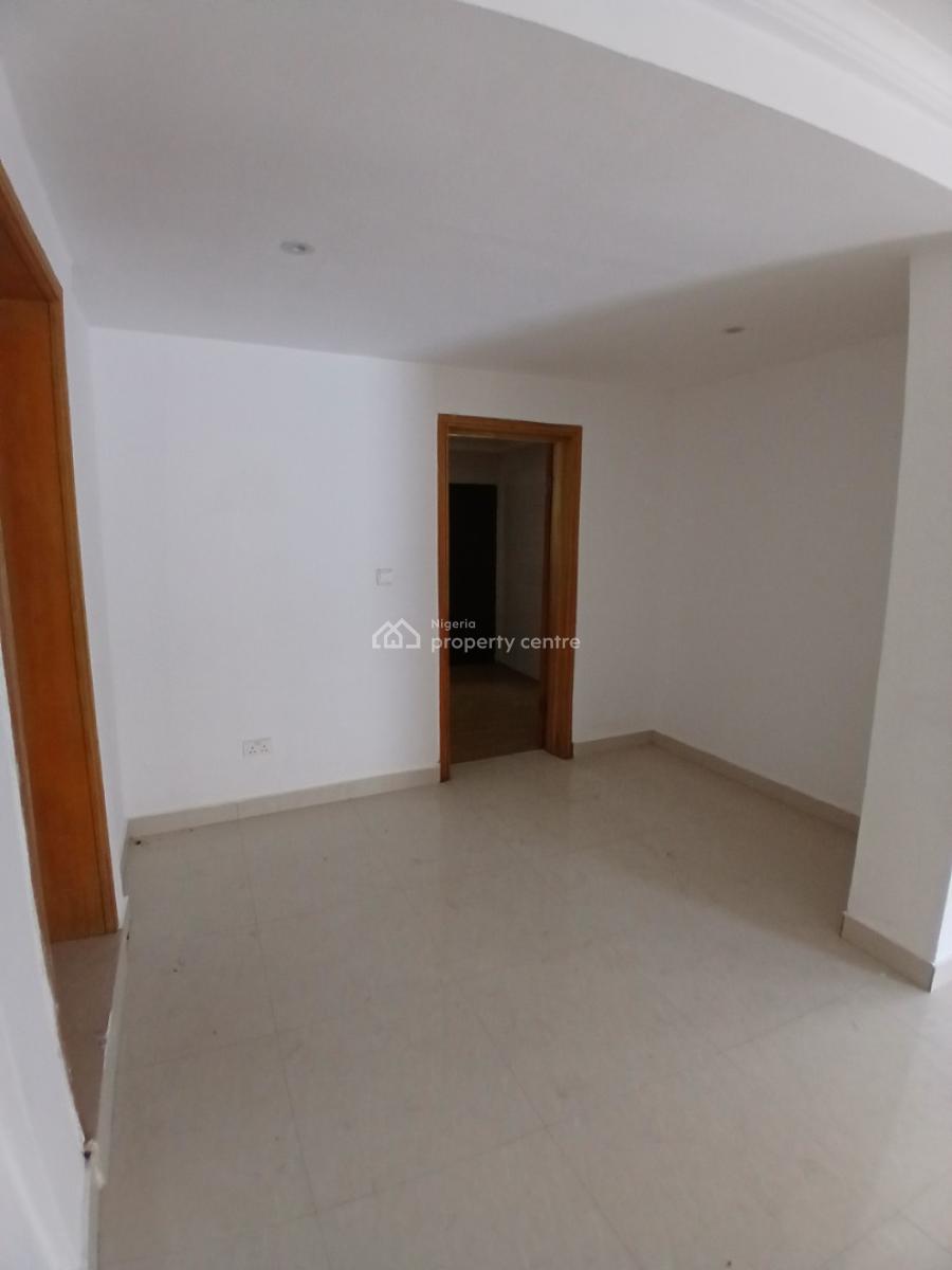 Serviced with 24/7 Power Supply 1 Bedroom En-suite Flat with an Emclos, Lekki Phase 1, Lekki, Lagos, Flat / Apartment for Rent