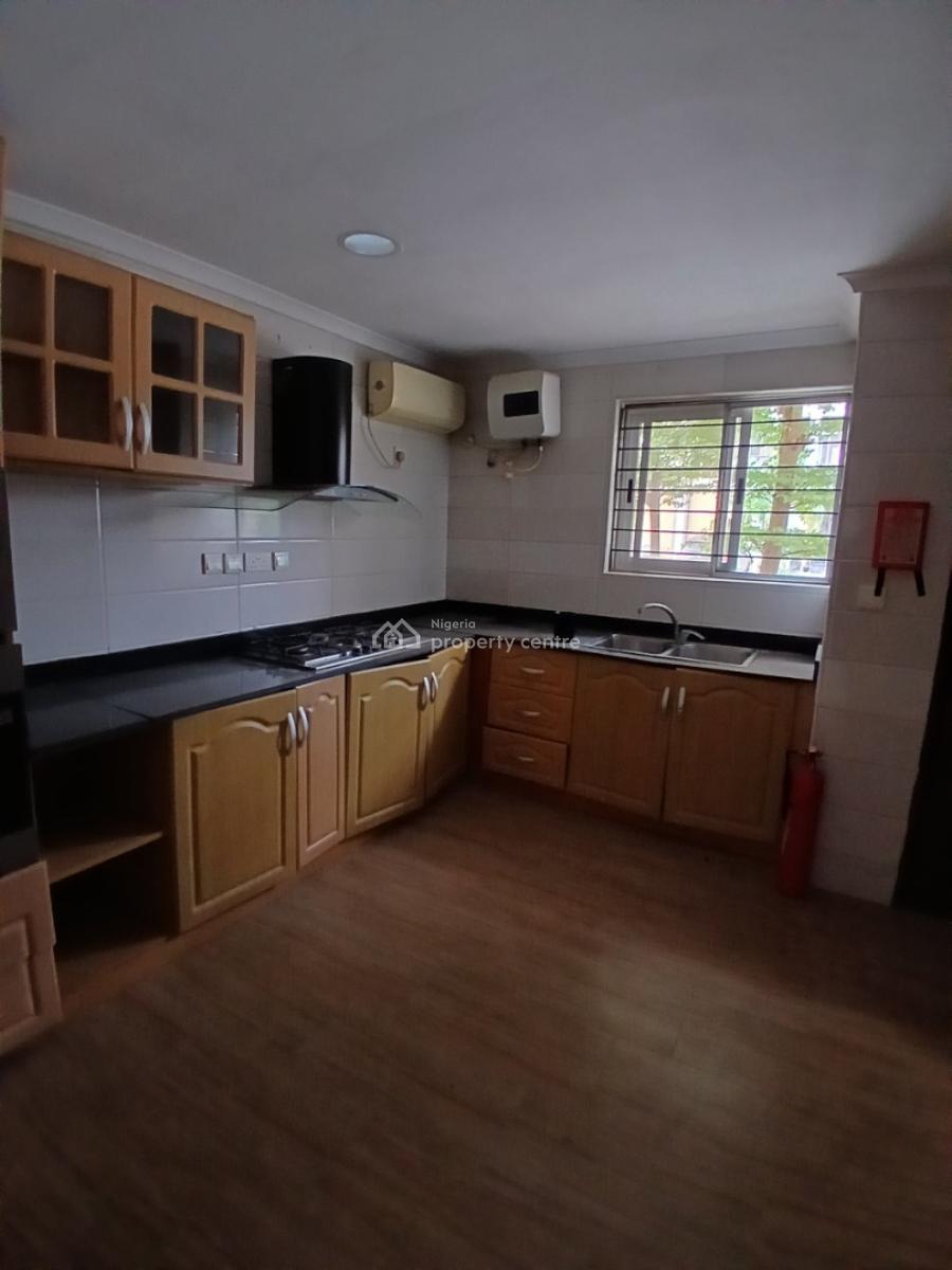 Serviced with 24/7 Power Supply 1 Bedroom En-suite Flat with an Emclos, Lekki Phase 1, Lekki, Lagos, Flat / Apartment for Rent