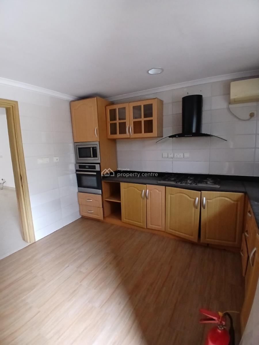 Serviced with 24/7 Power Supply 1 Bedroom En-suite Flat with an Emclos, Lekki Phase 1, Lekki, Lagos, Flat / Apartment for Rent