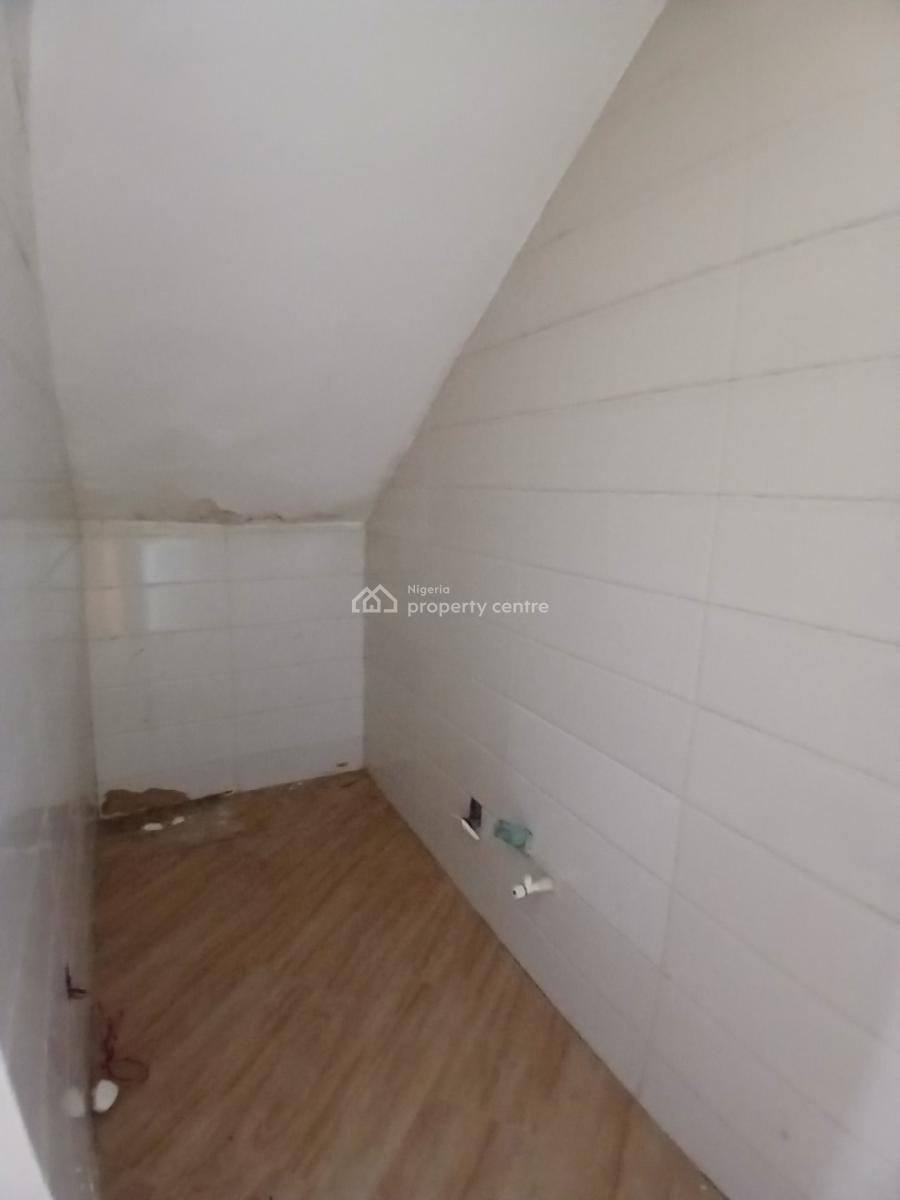 Serviced with 24/7 Power Supply 1 Bedroom En-suite Flat with an Emclos, Lekki Phase 1, Lekki, Lagos, Flat / Apartment for Rent