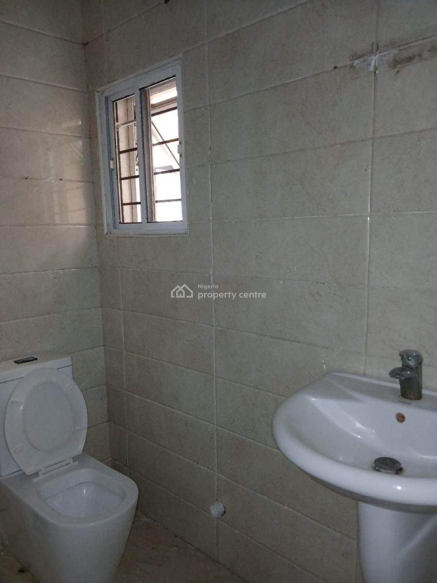 Serviced with 24/7 Power Supply 1 Bedroom En-suite Flat with an Emclos, Lekki Phase 1, Lekki, Lagos, Flat / Apartment for Rent
