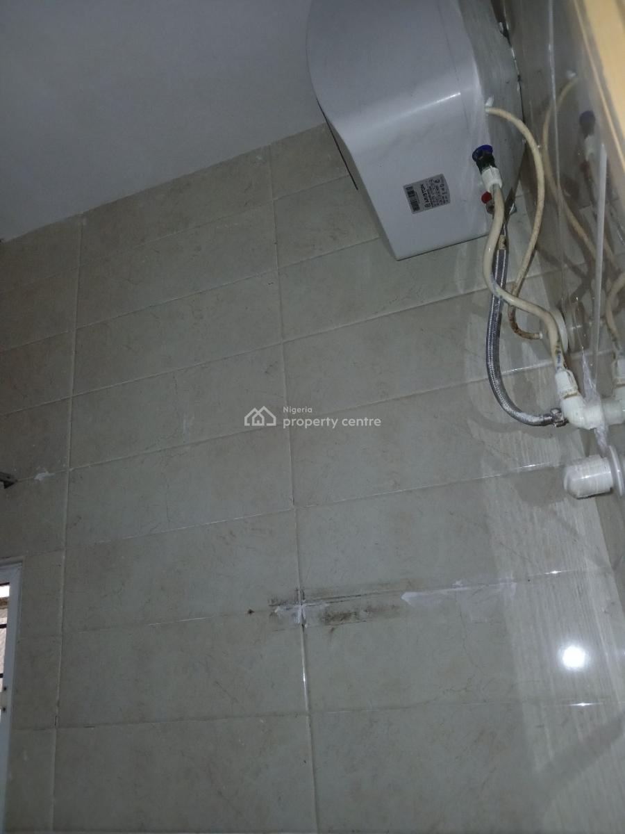 Serviced with 24/7 Power Supply 1 Bedroom En-suite Flat with an Emclos, Lekki Phase 1, Lekki, Lagos, Flat / Apartment for Rent