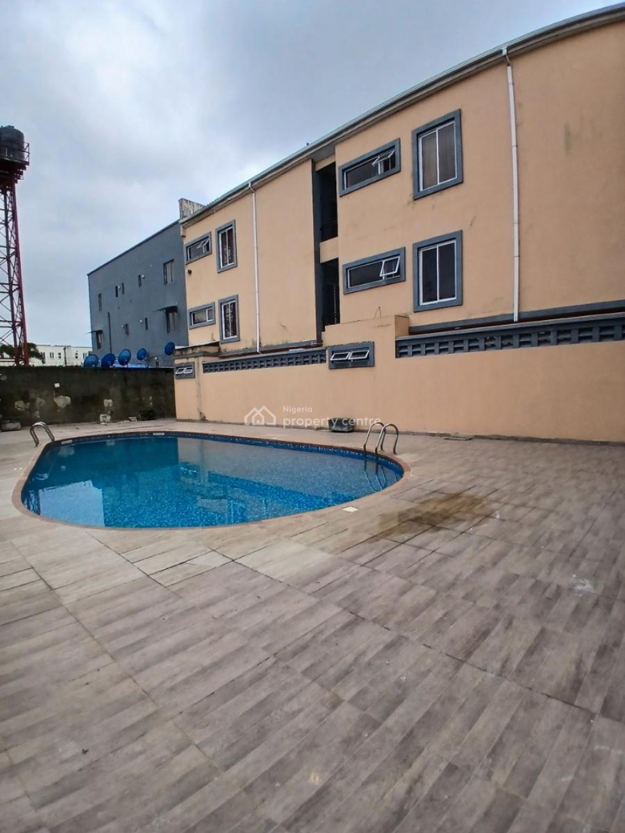 Serviced with 24/7 Power Supply 1 Bedroom En-suite Flat with an Emclos, Lekki Phase 1, Lekki, Lagos, Flat / Apartment for Rent