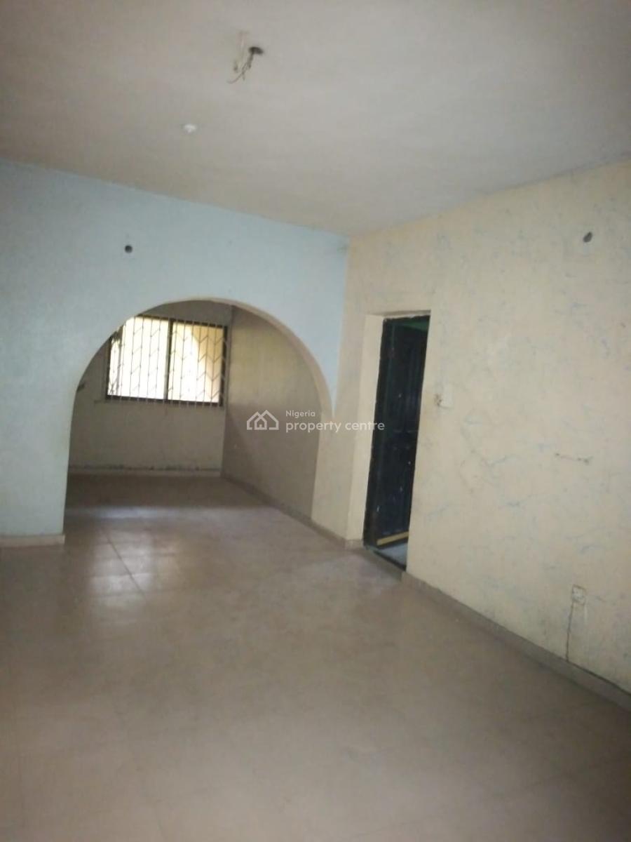 Very Big and Large Standard 3bedroom Flat @ Kokumo Road O, Kokumo Road Off Alimosho Bus Stop Egbeda Iyana Ipaja Road, Egbeda, Alimosho, Lagos, Flat / Apartment for Rent