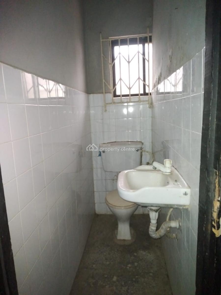Very Big and Large Standard 3bedroom Flat @ Kokumo Road O, Kokumo Road Off Alimosho Bus Stop Egbeda Iyana Ipaja Road, Egbeda, Alimosho, Lagos, Flat / Apartment for Rent