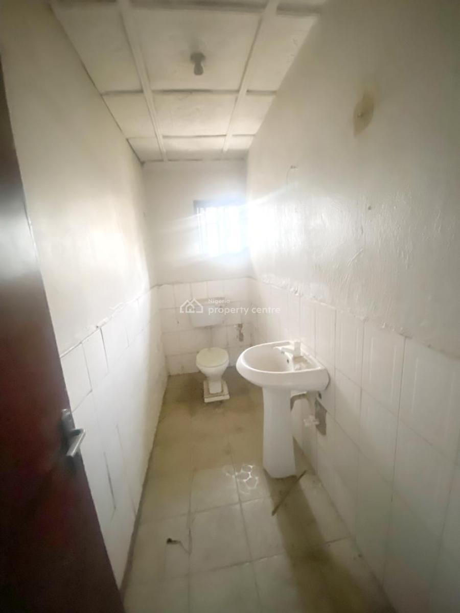 a Well Maintained 2 Bedroom Apartment in an Estate, Olowora, Omole Phase 2, Ikeja, Lagos, Flat / Apartment for Rent