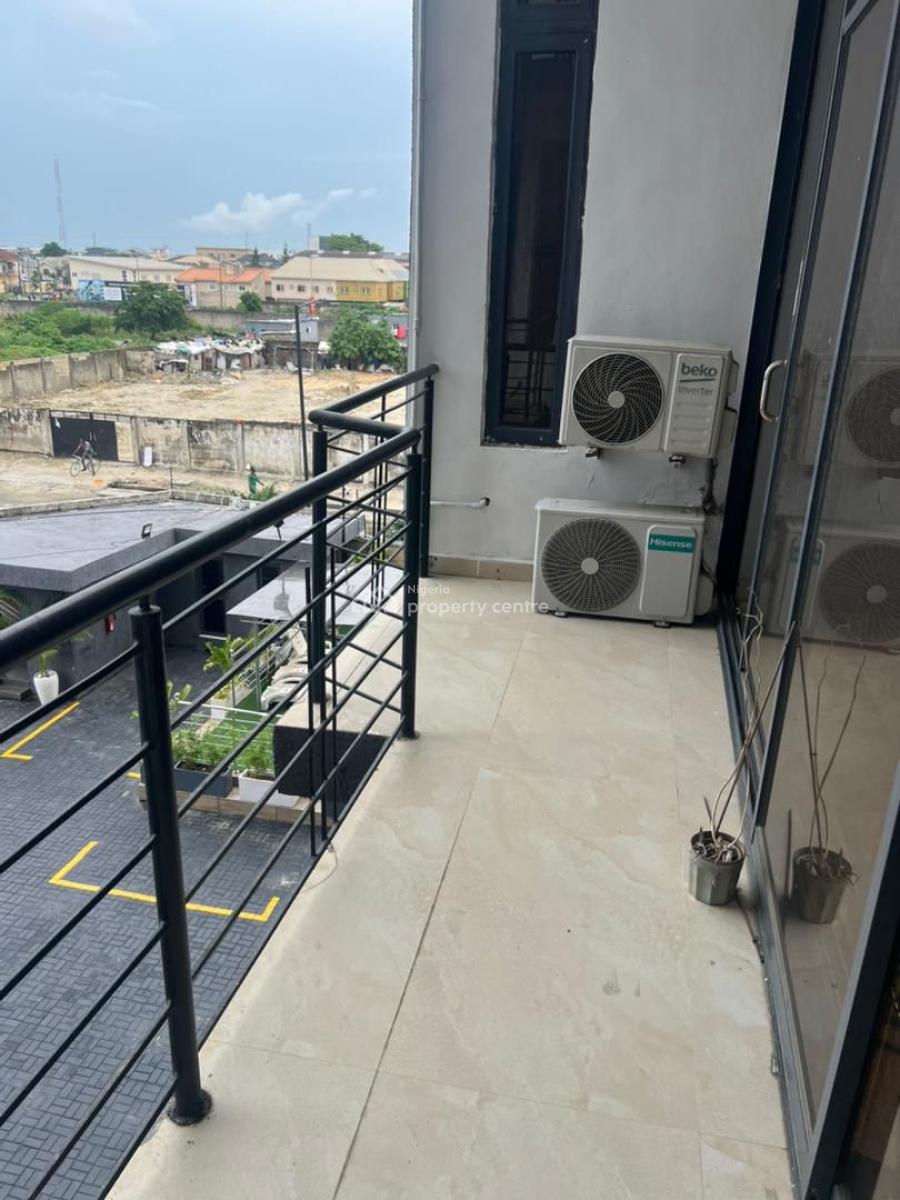 Spacious 3 Bedroom Apartment with Bq, Swimming Pool & Gym, Lekki Phase 1, Lekki, Lagos, Flat / Apartment for Rent
