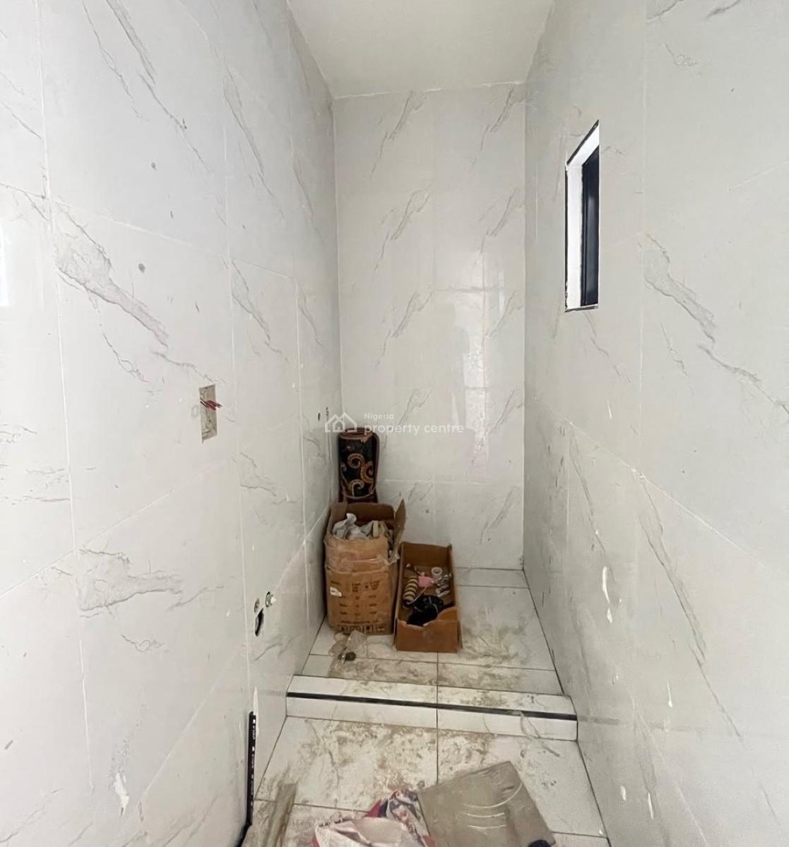 Lovely 2 Bedroom Apartment with Bq, Lekki Phase 1, Lekki Phase 1, Lekki, Lagos, Block of Flats for Sale