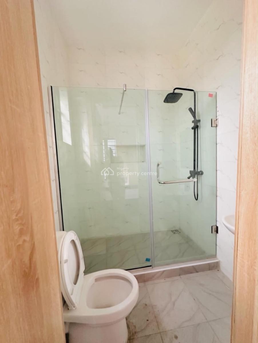Distress 2bedroom Flat, Ologolo, Ologolo, Lekki, Lagos, Flat / Apartment for Sale