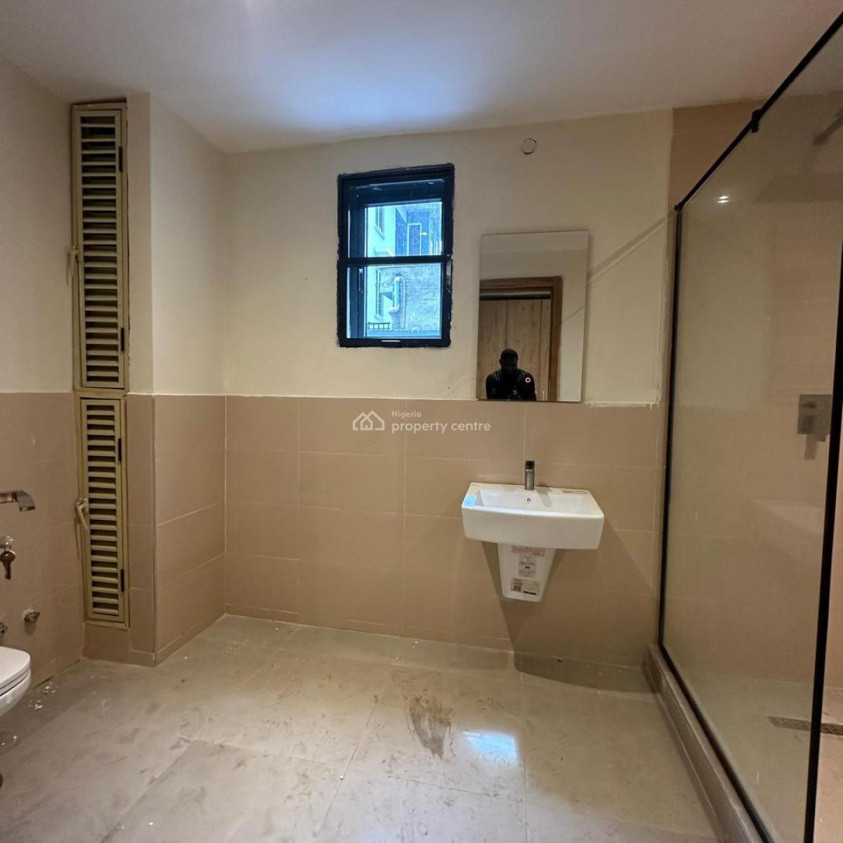 Spacious 2 Bedroom Apartment + Elevator, Swimming Pool and a Gym House, Lekki Phase 1, Lekki, Lagos, Flat / Apartment for Sale